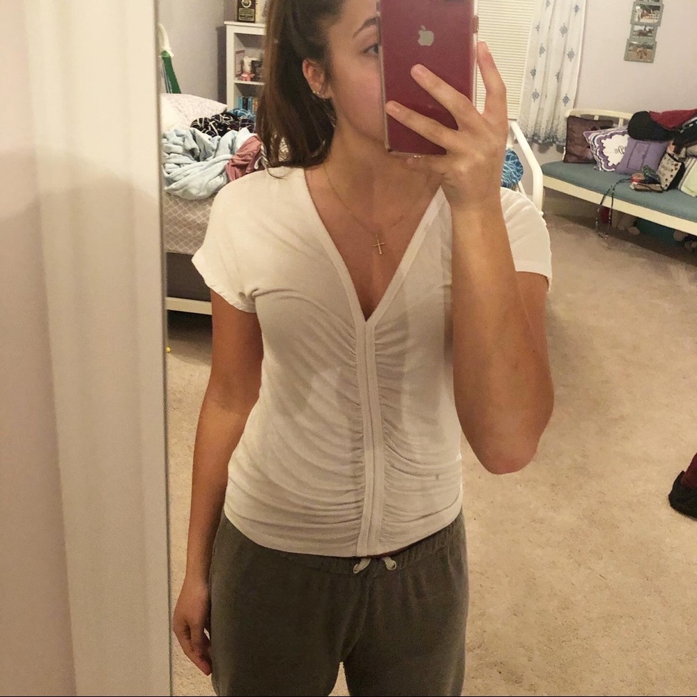 White t-shirt that bunches at the front